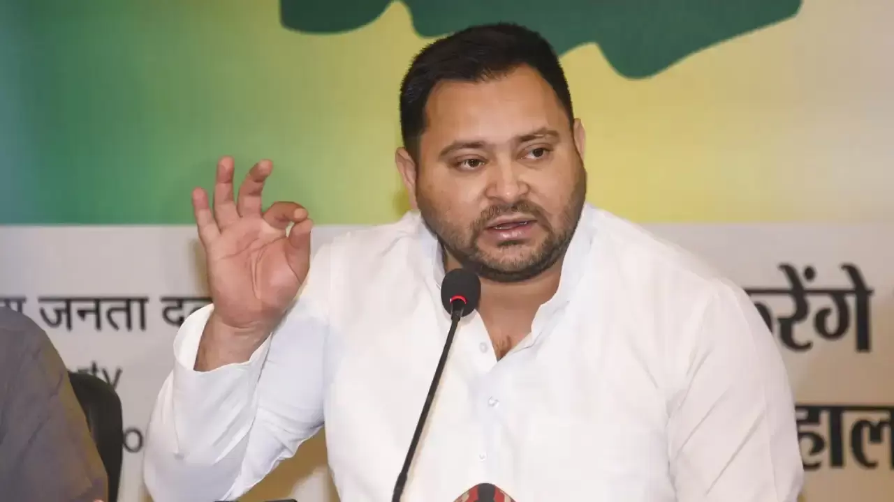 ’ووٹر ادھیکار یاترا‘ میں تیجسوی یادو کا نشانہ، بی جے پی و الیکشن کمیشن پر ووٹ چوری کے الزامات