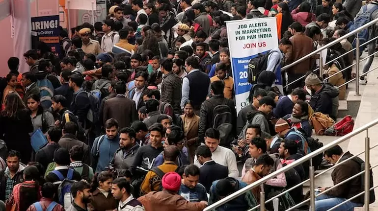 مئی میں بڑھتی بے روزگاری، معاشی بہتری کے دعووں پر سوالیہ نشان
