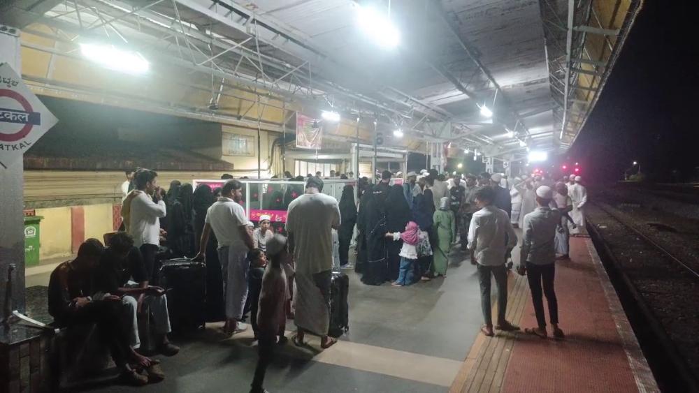 بھٹکل: ندوۃ العلماء لکھنؤ کیلئے 70 طلبہ روانہ؛ ریلوے اسٹیشن پر الوداعی منظر جذباتی، والدین، اساتذہ اور عوام کی بڑی تعداد موجود