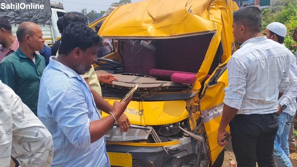بھٹکل ہائی وے پر اسکول وین کی  لاری سے ٹکر؛ دو زخمی