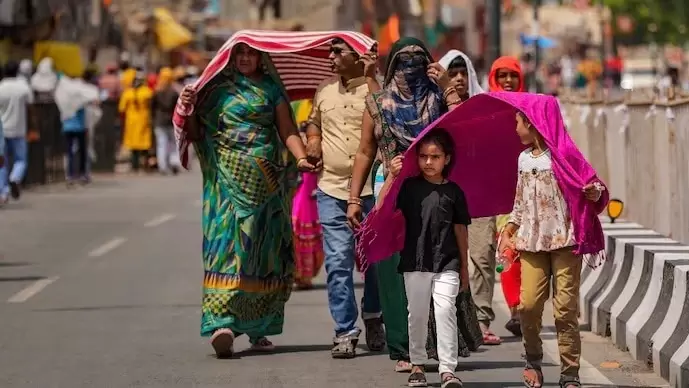 دہلی میں گرمی کا قہر، درجہ حرارت 42 ڈگری تک جانے کا امکان، لُو کے لیے یلو الرٹ جاری