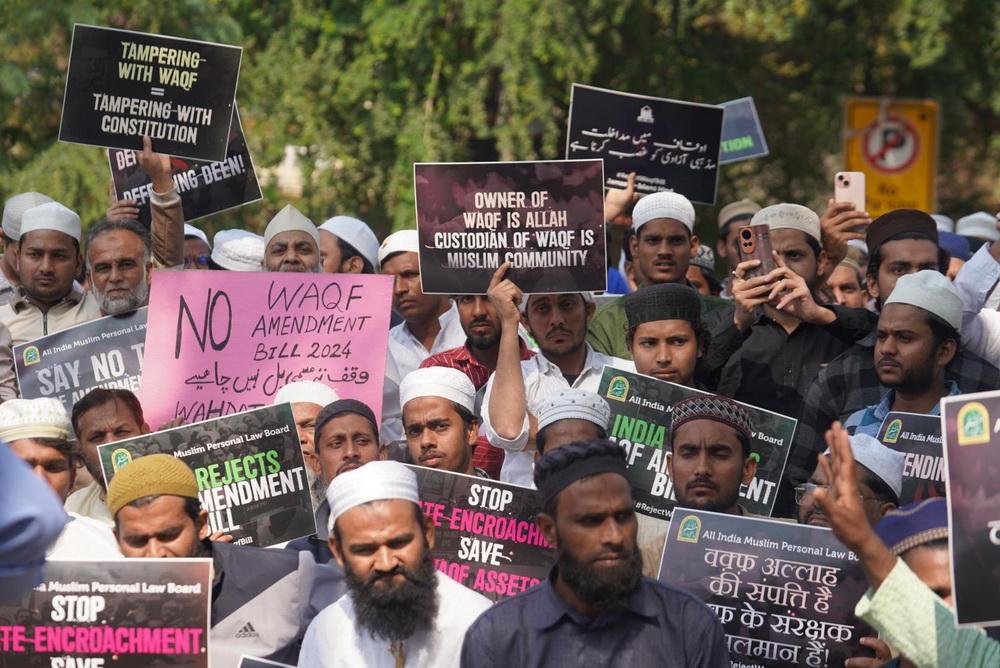 وقف ترمیمی بل کے خلاف جنتر منتر پر دھرنا، اسدالدین اویسی، سلمان خورشید، مولانا کلب جواد، شتروگھن سنہا، دھرمیندر یادو اور دیگر رہنماؤں کی شرکت