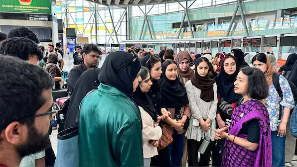 ایران سے 110  ہندوستانی  طلبہ بحفاظت وطن واپس، اہل خانہ نے کیا پرجوش استقبال