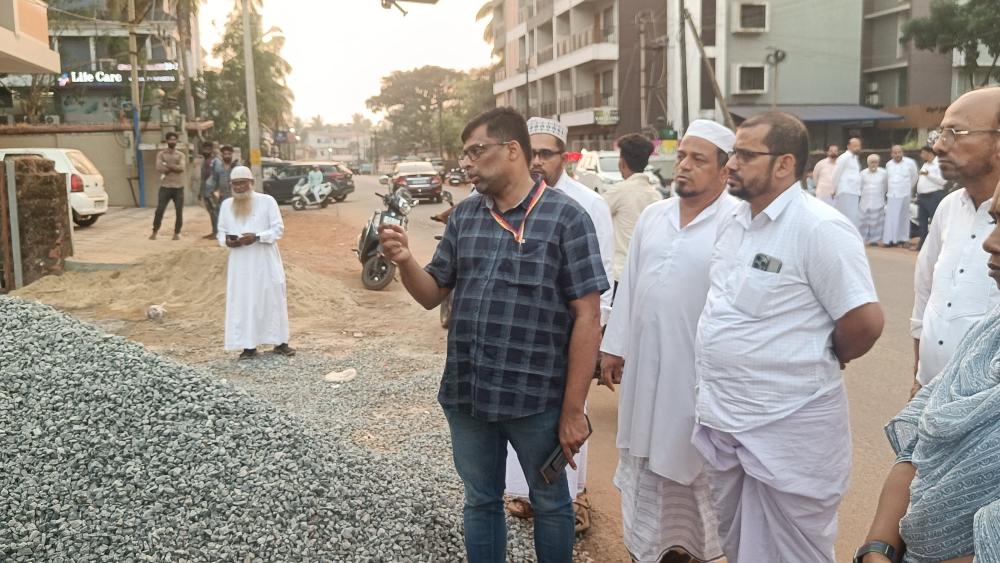 میونسپل صدراور حکام کا بھٹکل نوائط کالونی دورہ؛ غیر قانونی باکڑوں اور کچرے کی شکایات کا جائزہ، نالوں کی صفائی پر زور