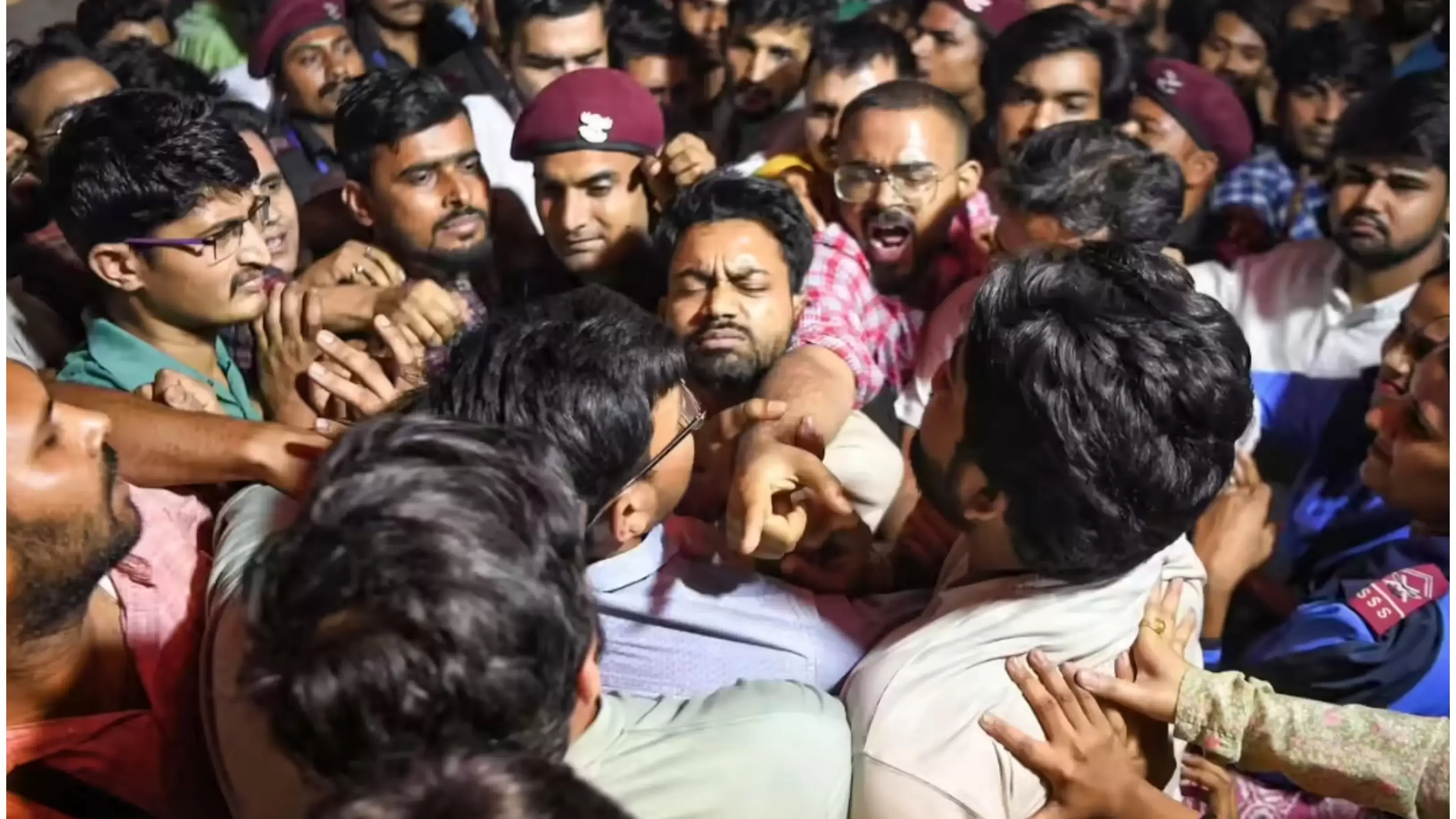 جے این یو تشدد معاملہ: 28 طلبہ گرفتار، ہاسٹل خالی کرنے کا حکم اور جرمانے کے نوٹس جاری