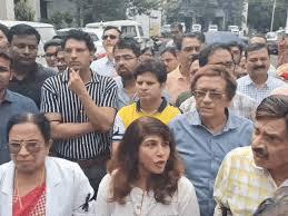 بچوں کی اموات کے بعد کولڈرف پر دہلی میں پابندی، ایم پی میں ڈاکٹر کی گرفتاری کے خلاف طلبہ و شہریوں کا احتجاج
