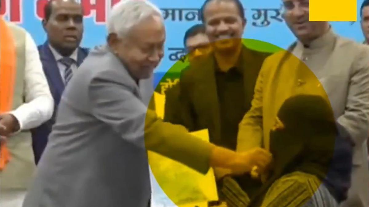 حجاب کھینچنے کے تنازع پر نتیش کمار کی شدید مذمت، استعفیٰ کا مطالبہ