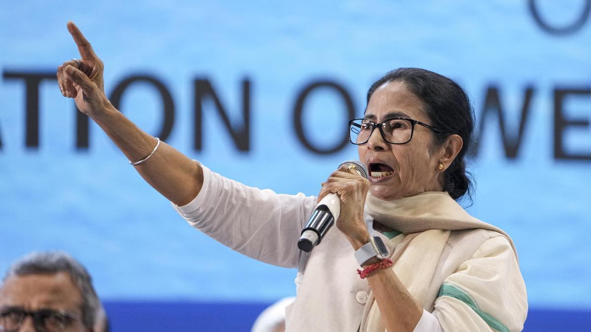 ’بنگال میں اقلیتوں کو ووٹ کے حق سے محروم کیا جا رہا ہے‘: ممتا بنرجی کا الیکشن کمیشن پر سنگین الزام