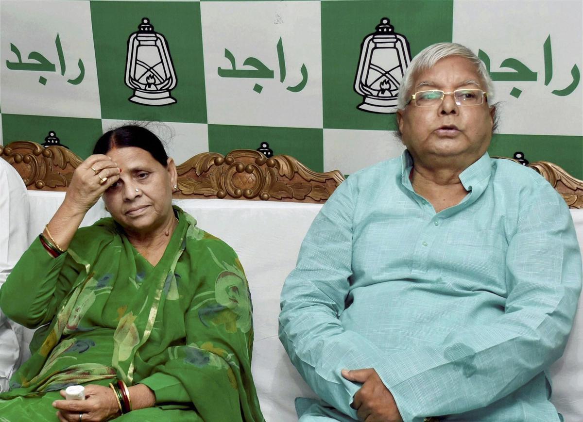 زمین کے بدلے نوکری معاملہ: ای ڈی کا لالو، رابڑی اور تیج پرتاپ کو سمن، 19 مارچ کو طلب