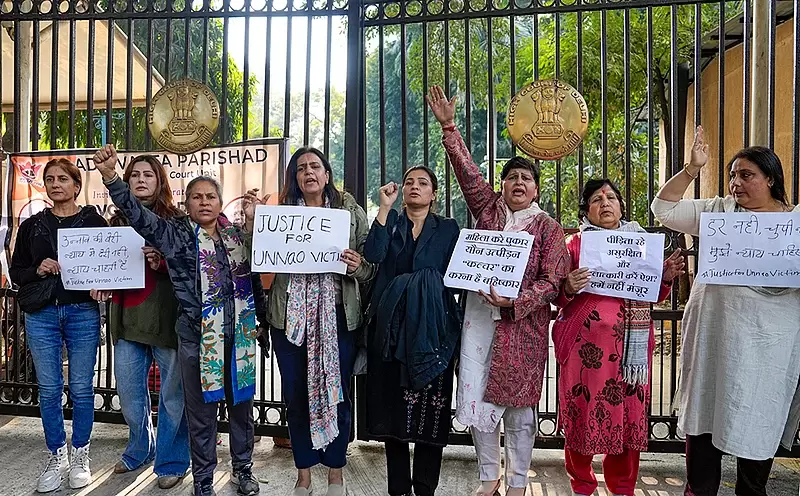 سینگر کی سزا پر روک کے خلاف دہلی ہائی کورٹ کے باہر زبردست احتجاج