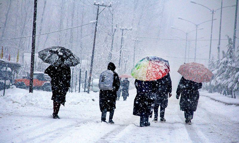 پہاڑی علاقوں میں برفباری کی پیشگوئی، مختلف ریاستوں میں بارش اور طوفان کا الرٹ